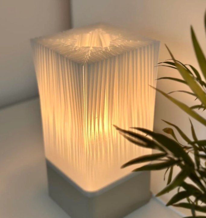 Candeeiro de mesa AuraThings — textura vertical impressa em 3D com luz quente