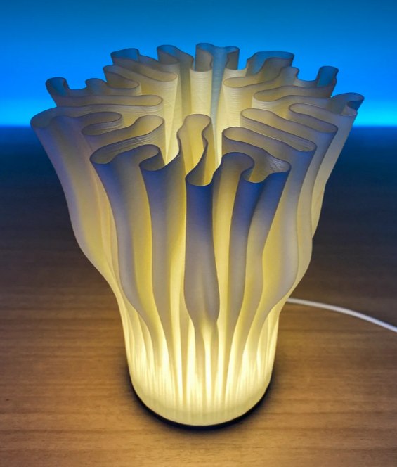 Candeeiro de mesa Coral com forma orgânica iluminada