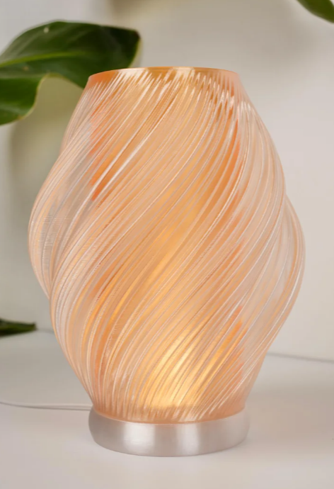 Candeeiro de mesa Âmbar — forma oval com linhas diagonais em tom pêssego