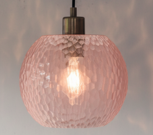 Candeeiro de teto Solstício — globo rosa texturado com casquilho bronze